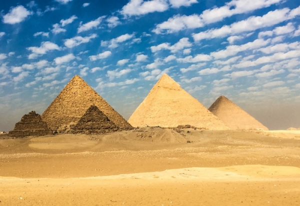 The three major pyramids in Giza, Egypt. 왼쪽부터 멘카우라왕, 카프레왕, 쿠푸왕의 피라미드.