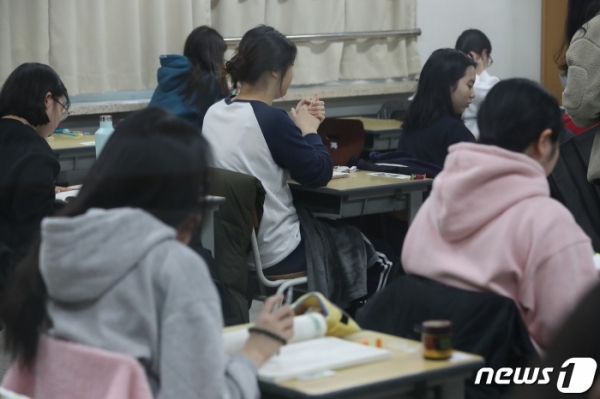 2020학년도 대학수학능력시험이 치러진 14일 오전 서울 강남구 개포고등학교에서 수험생들이 시험 준비를 하고 있다. /뉴스1 © News1 이승배 기자